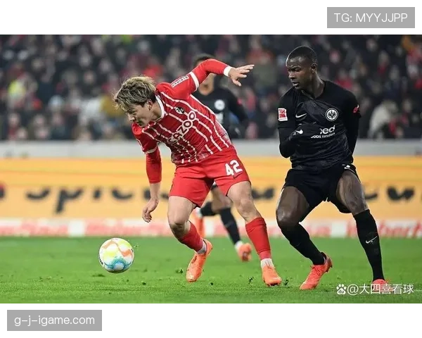 奥格斯堡强势逆转取胜，状态回暖点燃球迷热情